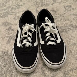 Women’s vans lace up black and white 7.5